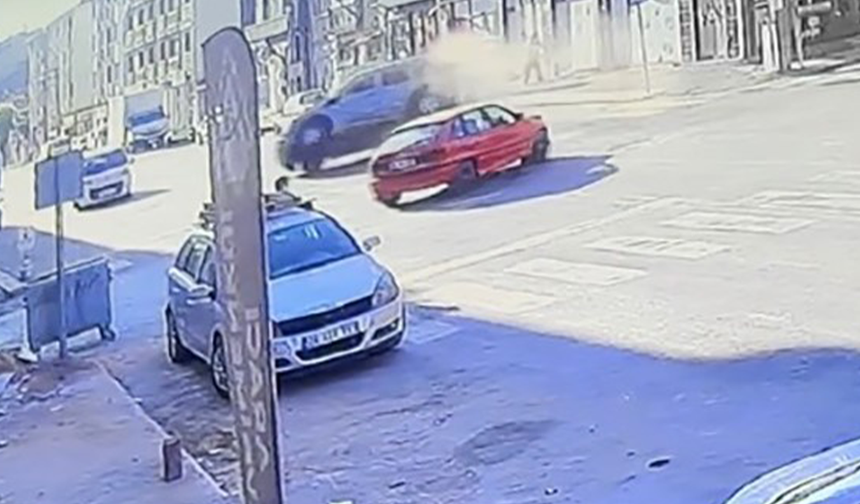 Eskişehir’de 3 Kişinin Yaralandığı Kaza Anı Kameraya Yansıdı!
