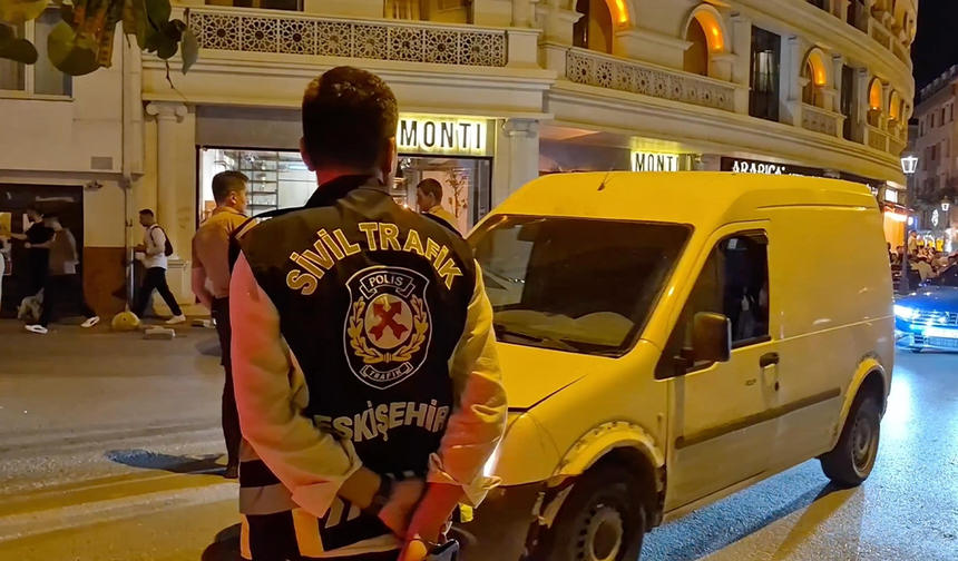 Eskişehir'de Aracının Camına Yazı Yapıştıran Sürücü Cezadan Kaçamadı!