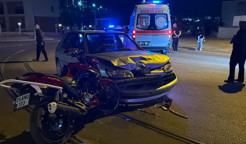 Eskişehir’de Feci Kaza! Motosiklet ve Otomobil Kafa Kafaya Çarpıştı!