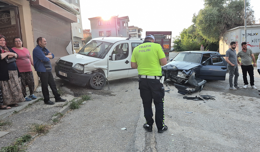 Eskişehir’de İki Araç Çarpıştı Biri Eve Savruldu