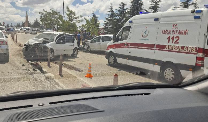 Eskişehir'de İki Otomobilin Çarpıştığı Kazada Araçlar Kullanılamaz Hale Geldi!