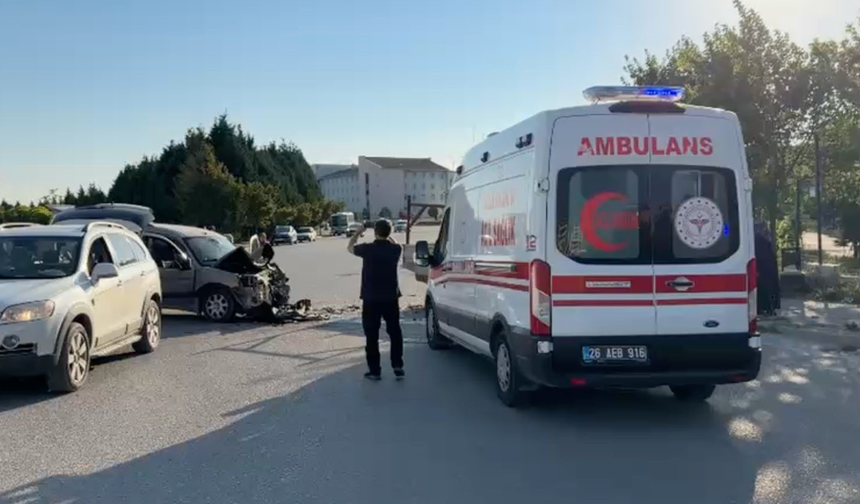 Eskişehir'de Kavşakta Feci Kaza! 1’i Ağır 3 Kişi Yaralandı!