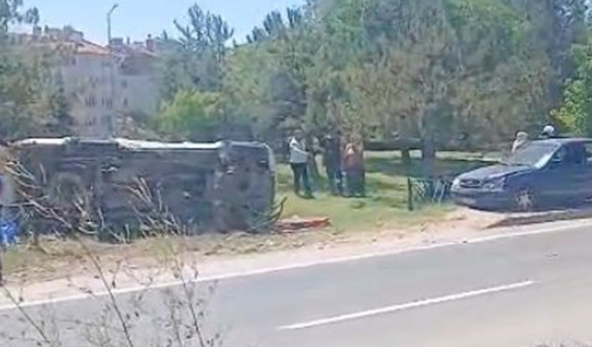 Eskişehir’de Kontrolden Çıkan Araç Yol Kenarına Devrildi!