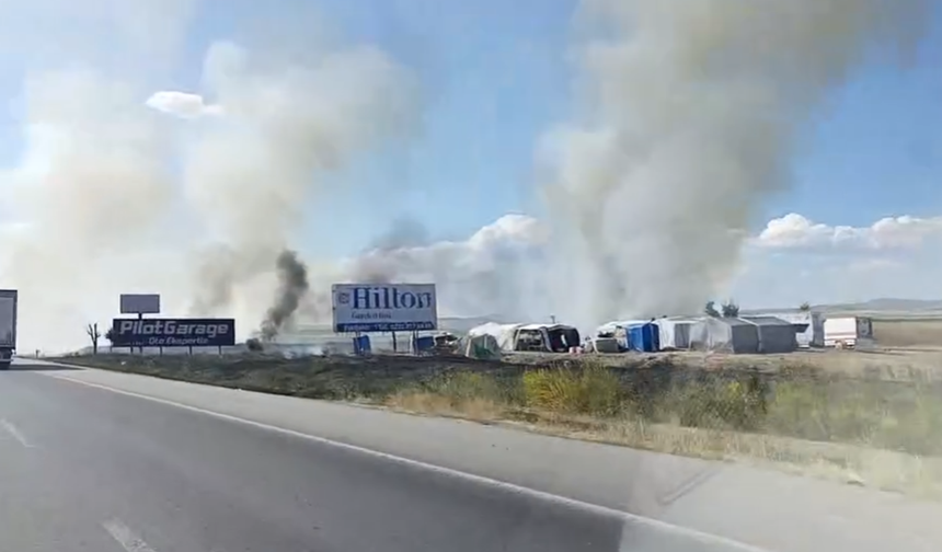 Eskişehir’de Korkutan Anız Yangını! Alevler İşçi Çadırlarına Yaklaştı!