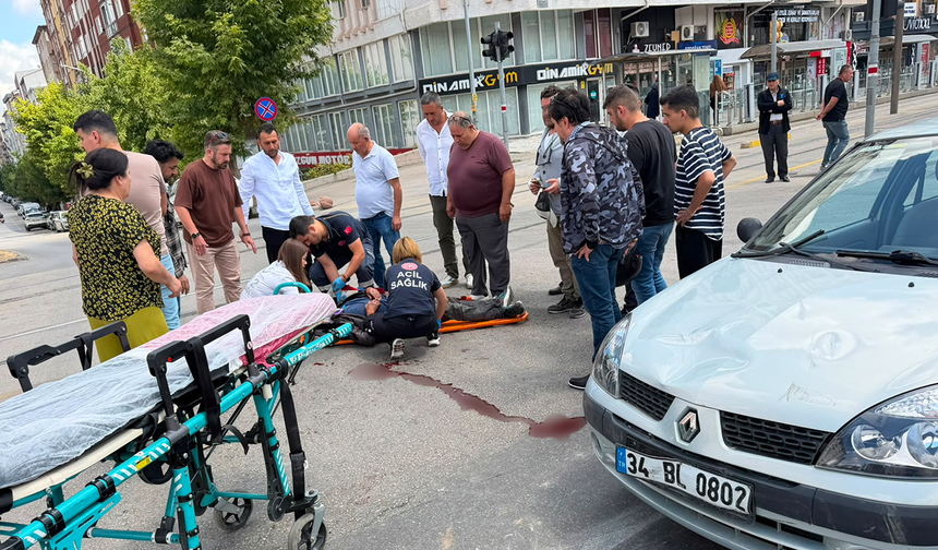 Eskişehir’de Motosikletle Otomobilin Çarpıştığı Feci Kazada Kurye Yaralandı!