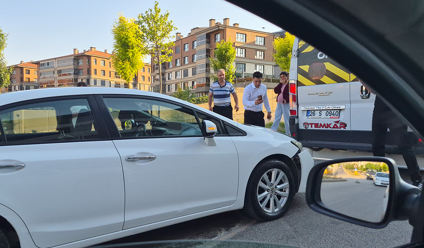 Eskişehir’de Otomobilin Servise Çarptığı Kaza Ucuz Atlatıldı!