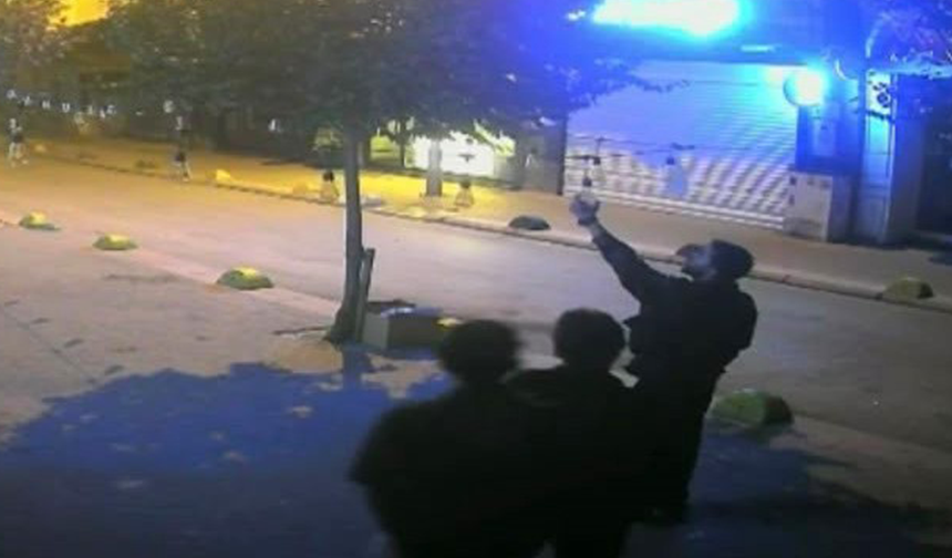 Eskişehir’de Pes Dedirten Olay! Sokaktaki Ampulü Çaldılar!