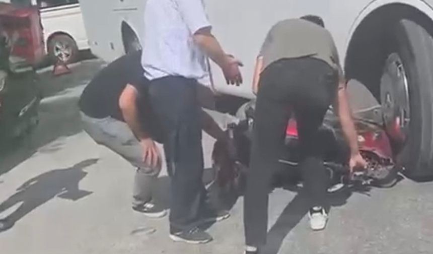 Eskişehir’de Servisle Çarpışan Motosikletli Yaralandı