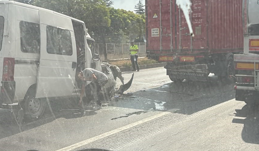 Eskişehir’de Tıra Çarpan Minibüs Sürücüsü Hurdaya Dönen Araçta Sıkıştı!