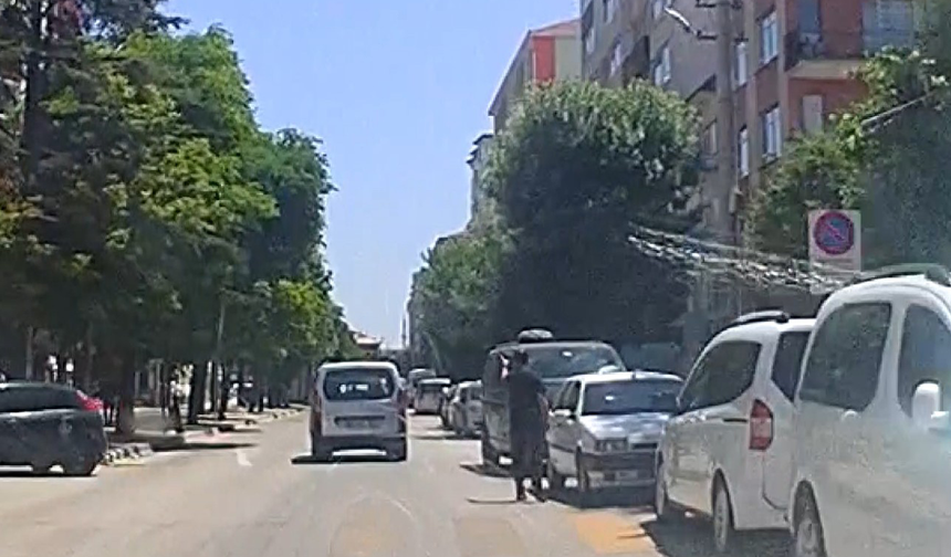 Eskişehir’de Yaya Geçidinde Kendisine Yol Vermeyen Aracı Kovaladı!