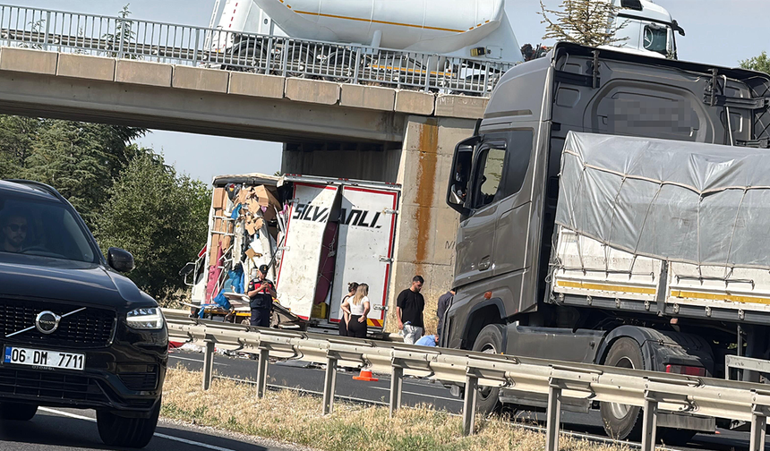 Eskişehir’de Yolda Kalan Kamyonete Tır Çarptı