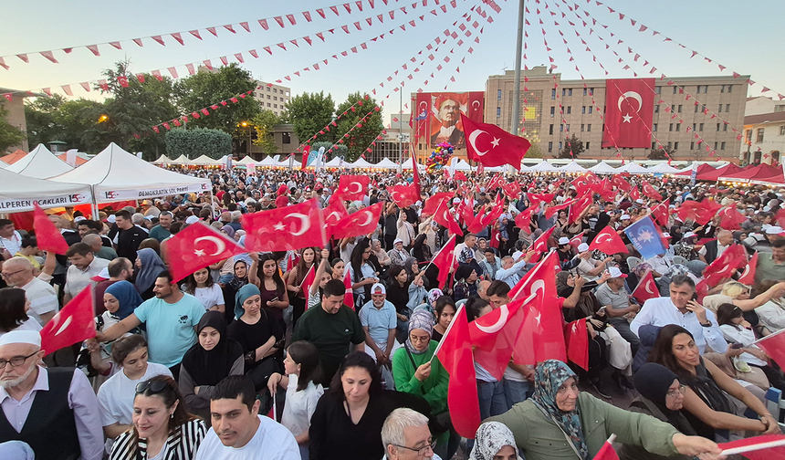 Eskişehirliler 15 Temmuz Ruhuyla Meydanları Doldurdu!