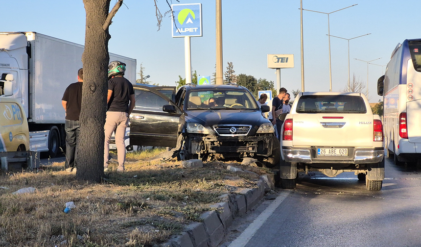Eskişehir Çevre Yolunda Çarpışma! Otomobil Refüje Savruldu