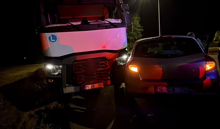 Eskişehir Yolunda Tırla Otomobilin Çarpıştığı Kazada Faciadan Dönüldü!