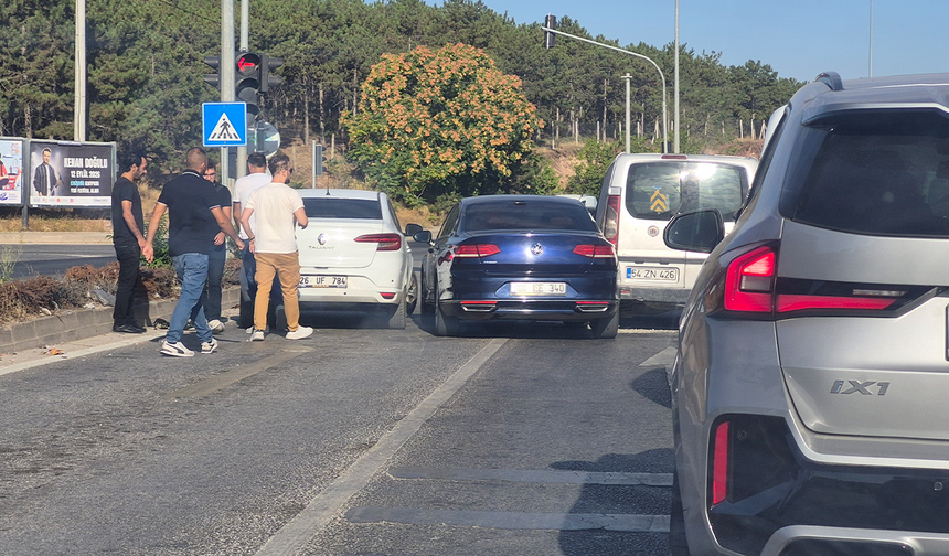 Eskişehir'de 3 Aracın Karıştığı Kazada Facia Ucuz Atlatıldı!