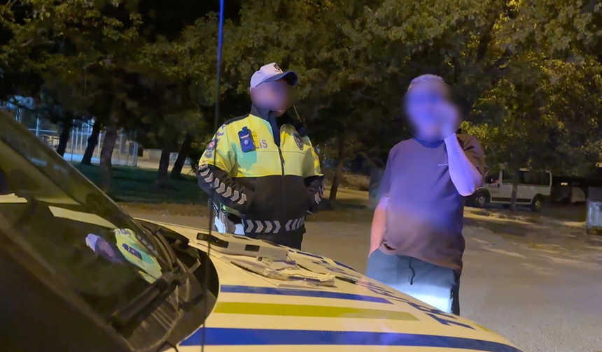 Eskişehir’de Alkollü Yakalandı! Polis Otosunun Direksiyonuna Yöneldi