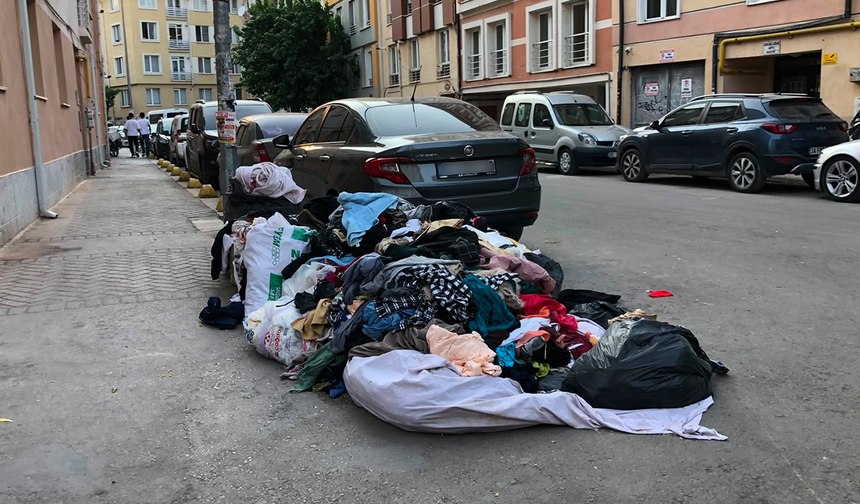 Eskişehir'de Çirkin Manzara! Kıyafet Yığınları Kaldırımı Kapattı!