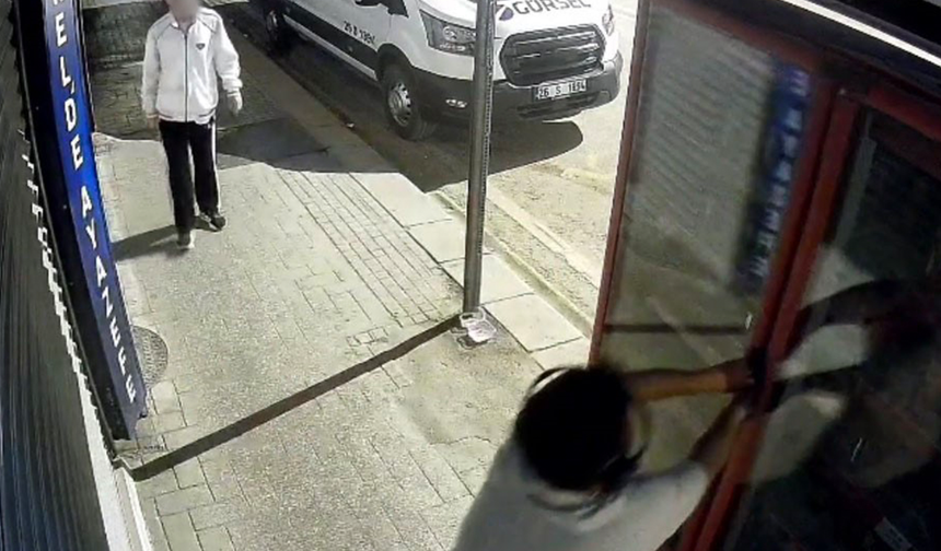 Eskişehir’de İki Çocuk Kilitli Dolabın Başında Böyle Görüntülendi