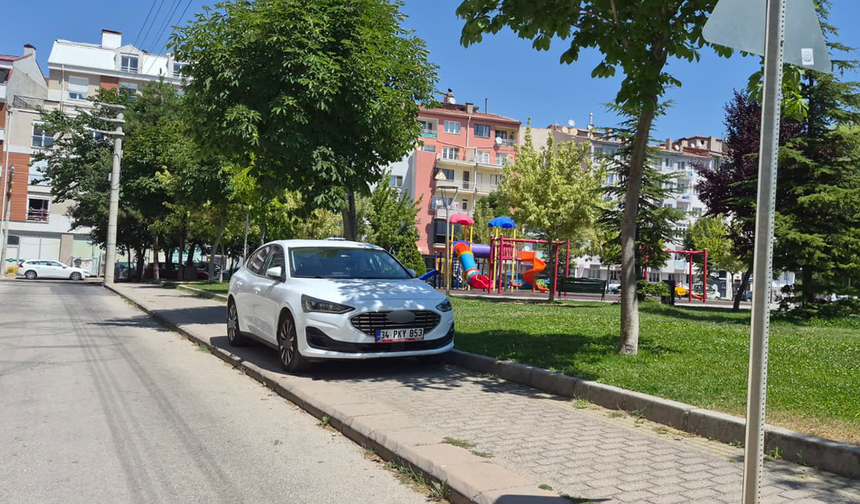 Eskişehir’de Kaldırıma Park Eden Sürücü Tepki Çekti!