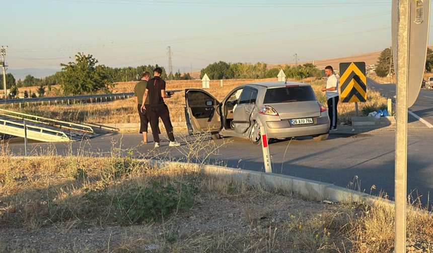 Eskişehir’de Kavşakta İki Araç Birbirine Girdi! 3 Yaralı
