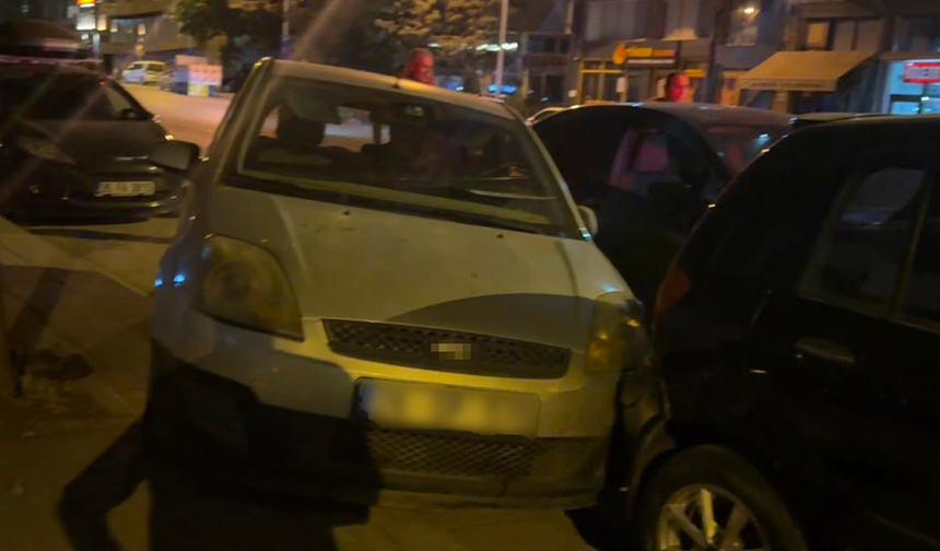 Eskişehir’de Kontrolden Çıkan Otomobil Park Halindeki Araçları Adeta Biçti!