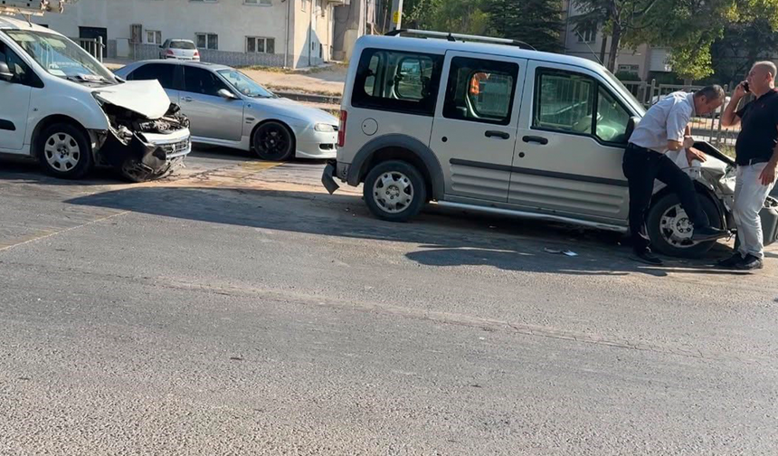 Eskişehir'de Korkutan Zincirleme Kaza! 4 Otomobil Hurdaya Döndü!
