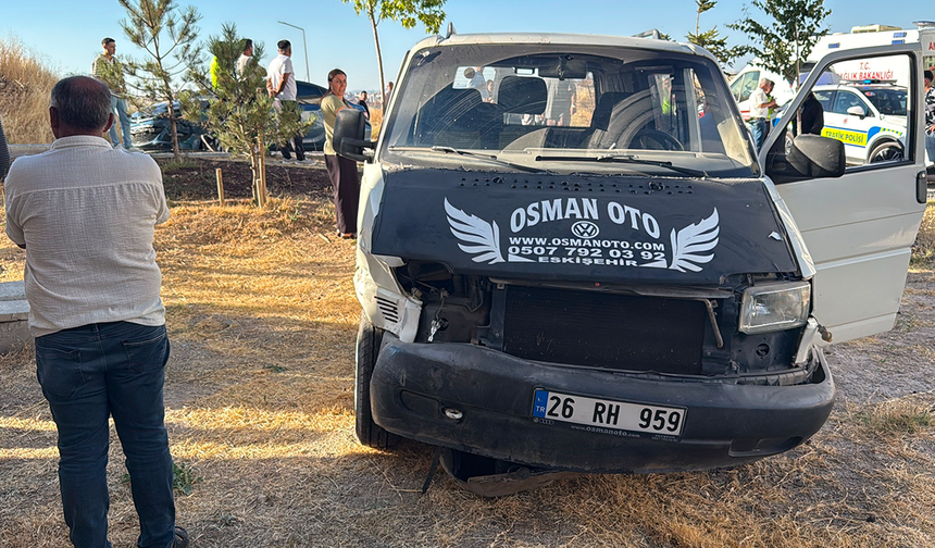 Eskişehir’de Minibüs Bahçeye Uçtu! 8 Kişi Yaralandı