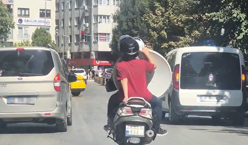 Eskişehir'de Motosiklet Üzerinde Tehlikeli Seyir Kameraya Yansıdı!