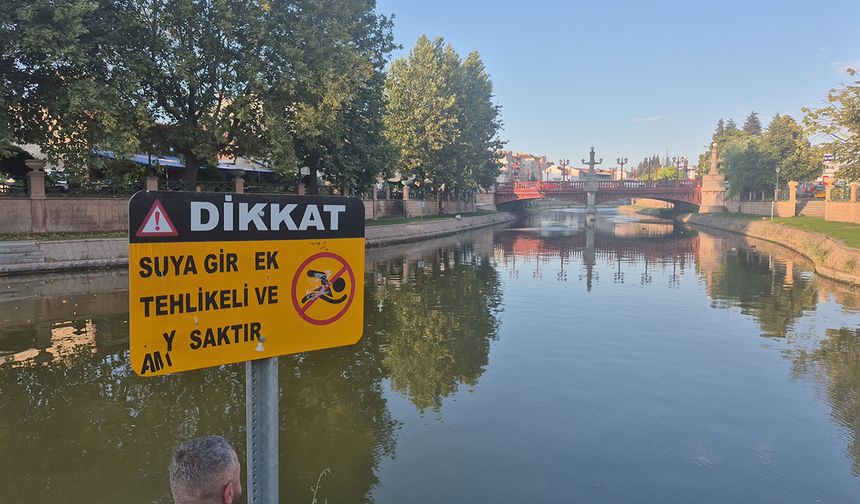 Eskişehir’de Pes Dedirten Olay! Telefonla Konuşan Adamı Porsuk’a İtti!