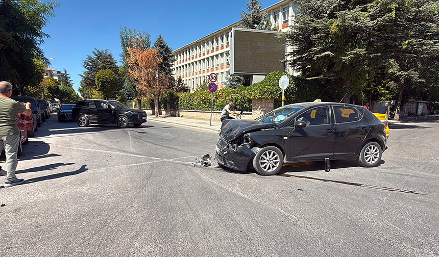 Eskişehir’de Şiddetli Çarpışma İki Araç da Hurdaya Döndü