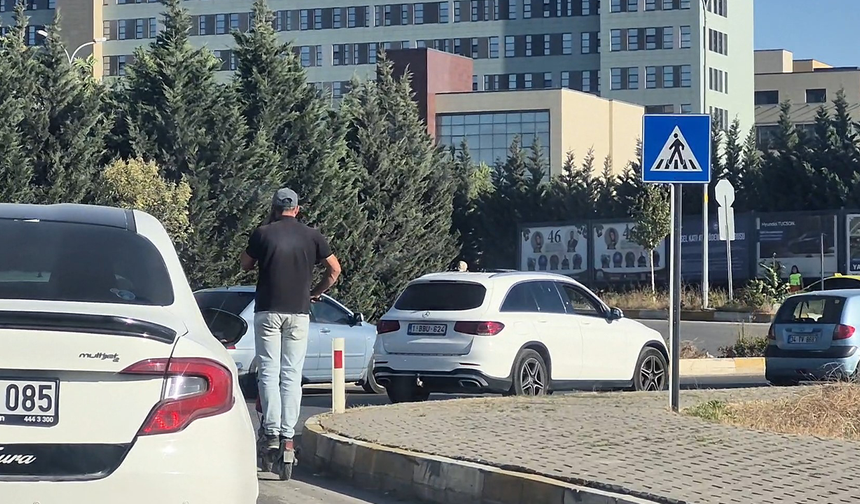 Eskişehir’de Skuter Üzerinde Tehlikeli Yolculuk Kamerada!