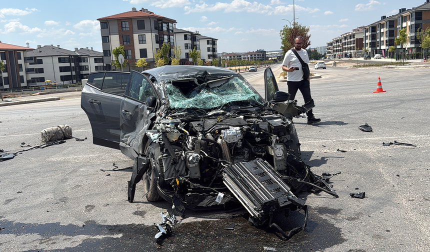 Eskişehir’de Tırla Çarpışan Sürücü Hurdaya Dönen Araçta Sıkıştı!