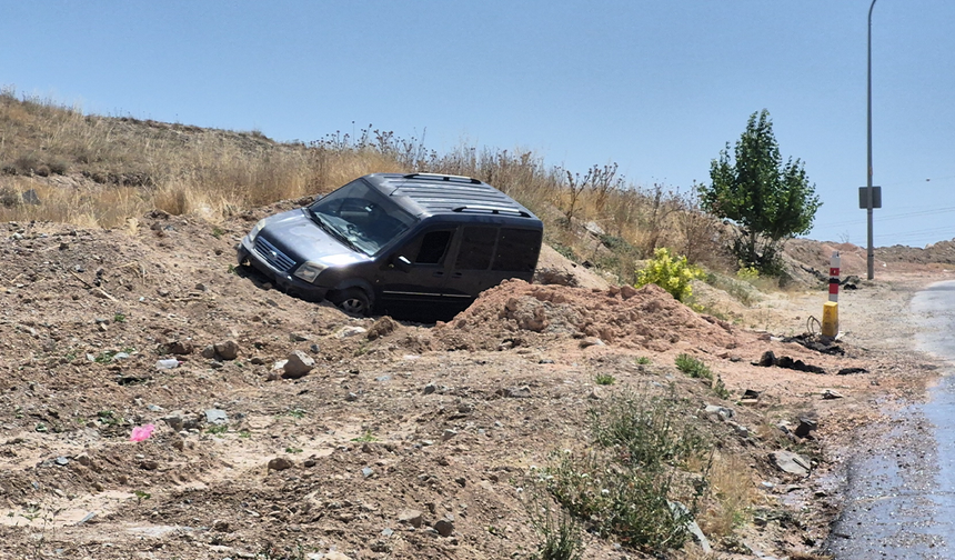 Eskişehir’de Toprak Yola Savrulan Araçtaki 2 Kişi Faciadan Kıl Payı Kurtuldu!
