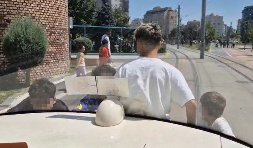 Eskişehir’de Tramvayın Arkasına Asılan Çocukların Tehlikeli Yolculuğu