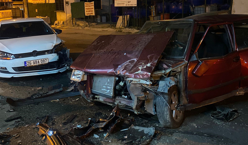 Eskişehir’de Kafa Kafaya Çarpışan İki Araç Hurdaya Döndü!