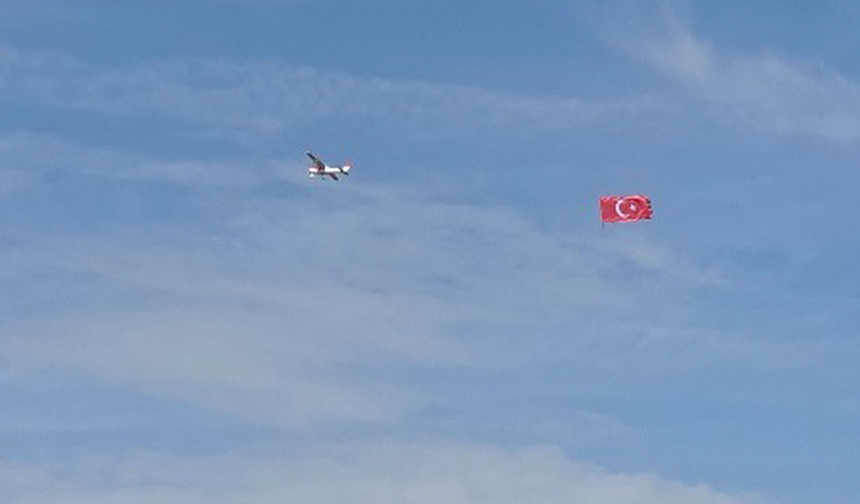 Dev Model Uçağın Taşıdığı Türk Bayrağı Eskişehir Semalarını Süsledi!