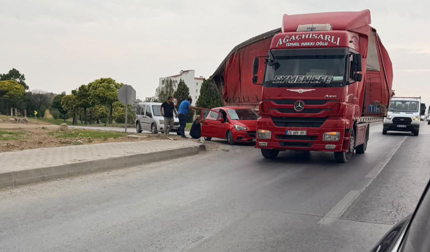 Eskişehir'de Otomobil Tırın Altında Kalmaktan Son Anda Kurtuldu!