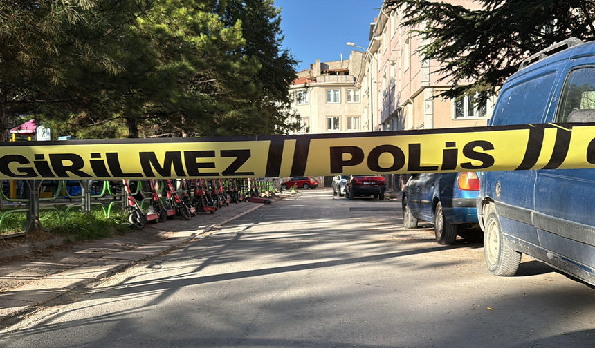 Eskişehir’de 3 Kişinin Bıçaklandığı Yan Bakma Kavgası Kanlı Bitti!