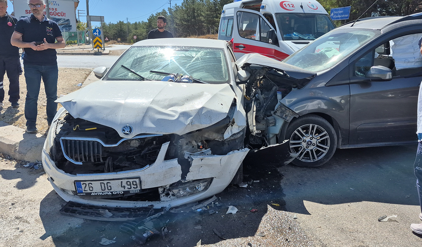 Eskişehir’de Felaketi Yaşadılar! Feci Kazada 3’ü Çocuk 7 Kişi Yaralandı!