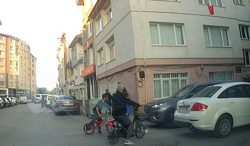 Eskişehir’de Bisikletli Çocuk Aracın Altında Kalmaktan Son Anda Kurtuldu!