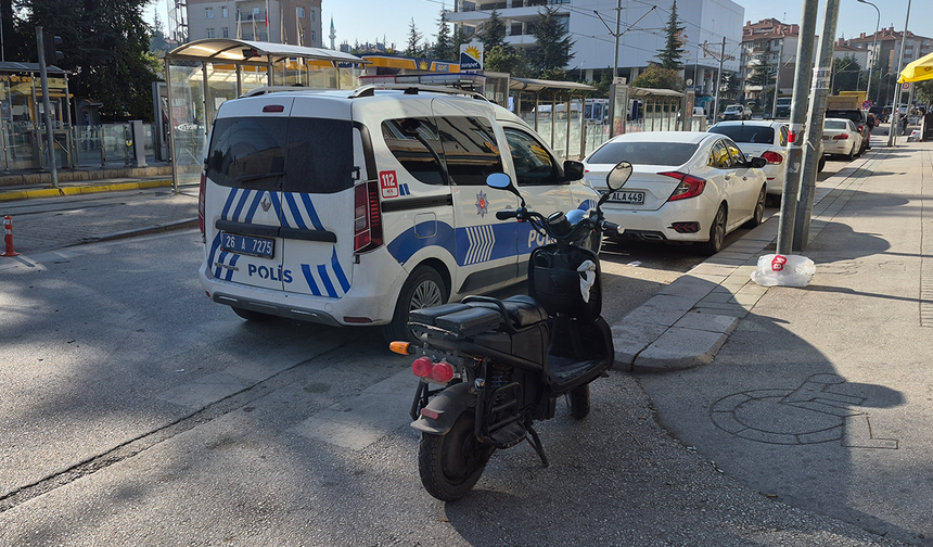 Eskişehir’de Elektrikli Bisikletliye Çarpan Sürücü Arkasına Bile Bakmadan Kaçtı!