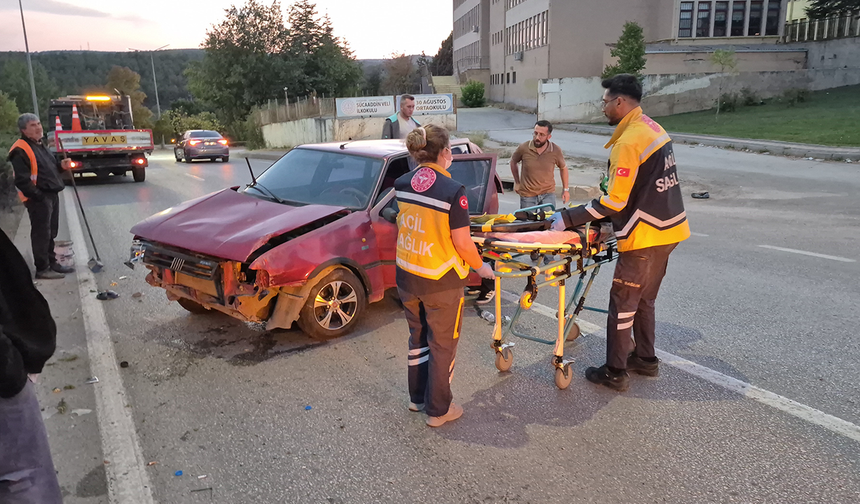 Eskişehir’de Feci Kaza! Direğe Çarpan Otomobil Adeta Hurdaya Döndü!