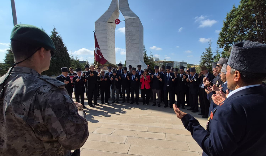 Eskişehir’de Gaziler Günü’nde Şehitliklere Anlamlı Ziyaret