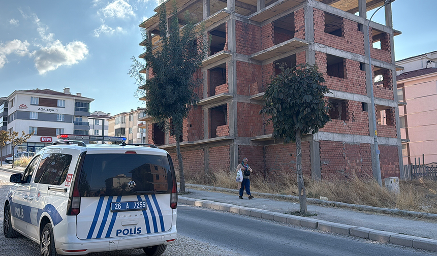 Eskişehir’de İnşaatın 4. Katından Düşen Şahıs Hastaneye Kaldırıldı!