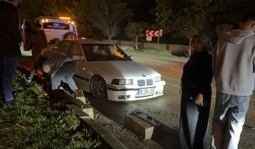Eskişehir'de Kayganlaşan Yolda Otomobil Karşı Şeride Savruldu!