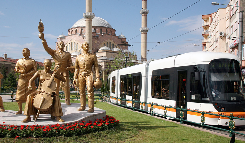 Eskişehir’de Kaza Tramvay Seferlerini Durdurdu