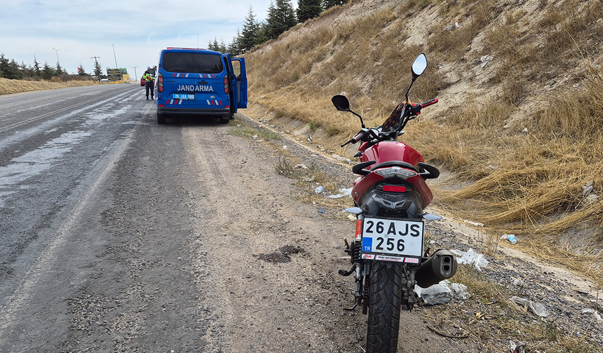 Eskişehir’de Motosikletin Tekeri Kilitlendi Sürücü Yola Savruldu