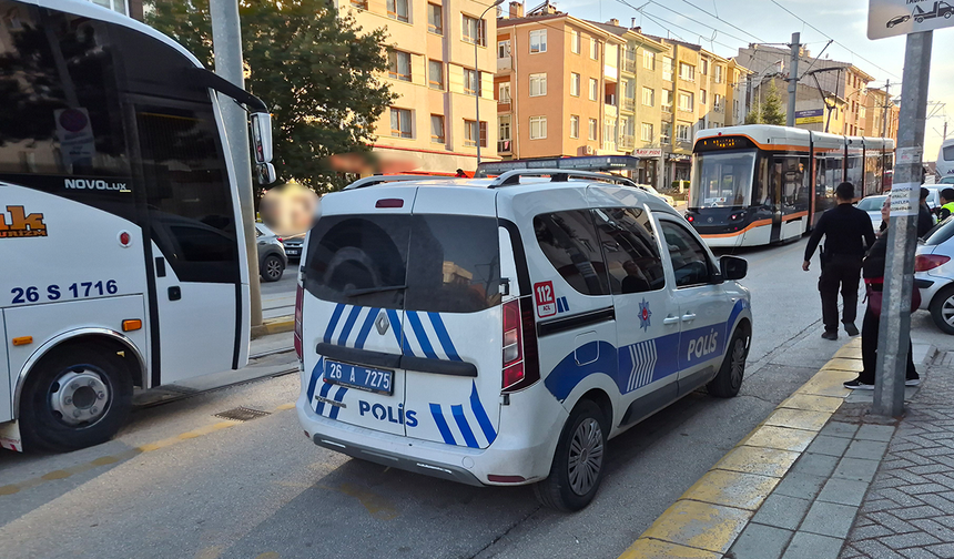 Eskişehir’de Otomobil Yaşlı Kadına Çarptı! Seferler Aksadı