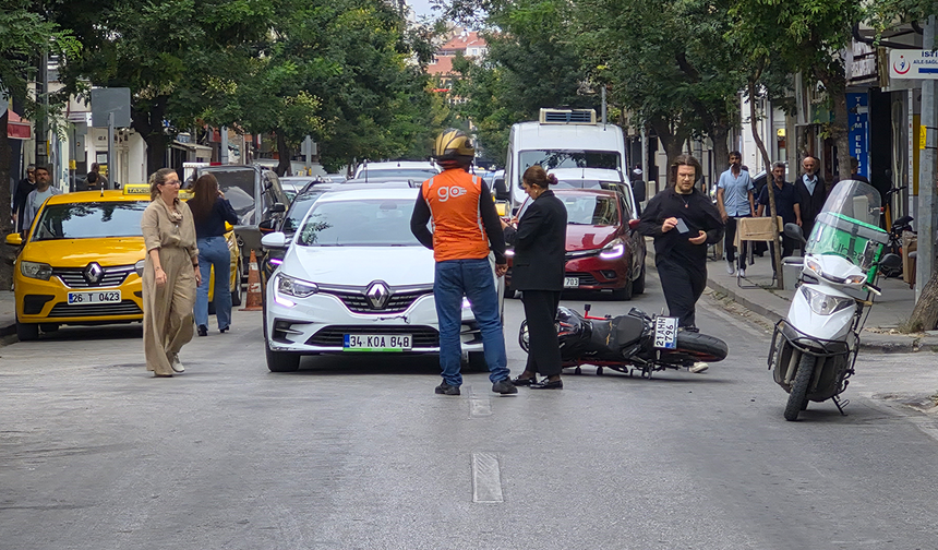 Eskişehir'de Otomobille Motosikletin Çarpıştığı Kaza Ucuz Atlatıldı!