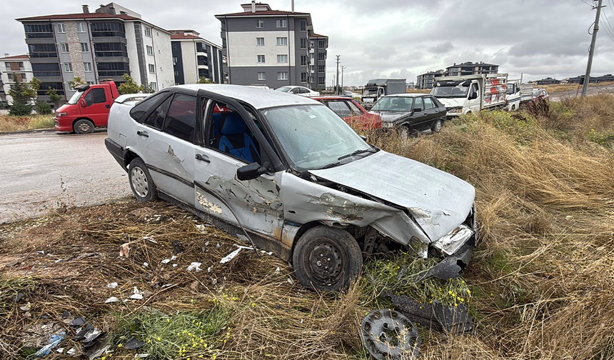 Eskişehir’de Park Halindeki Aracı Hurdaya Çeviren Sürücü Arkasına Bakmadan Kaçtı!